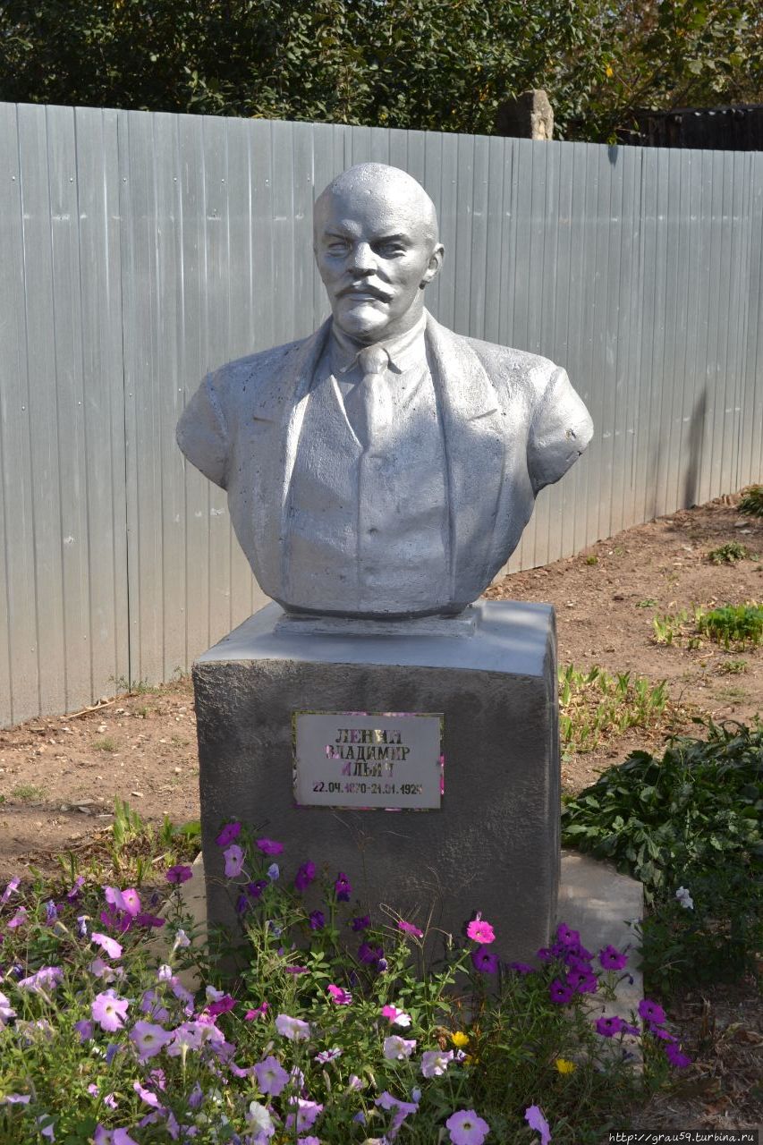 Бюст В.И.Ленина / Bust of Lenin