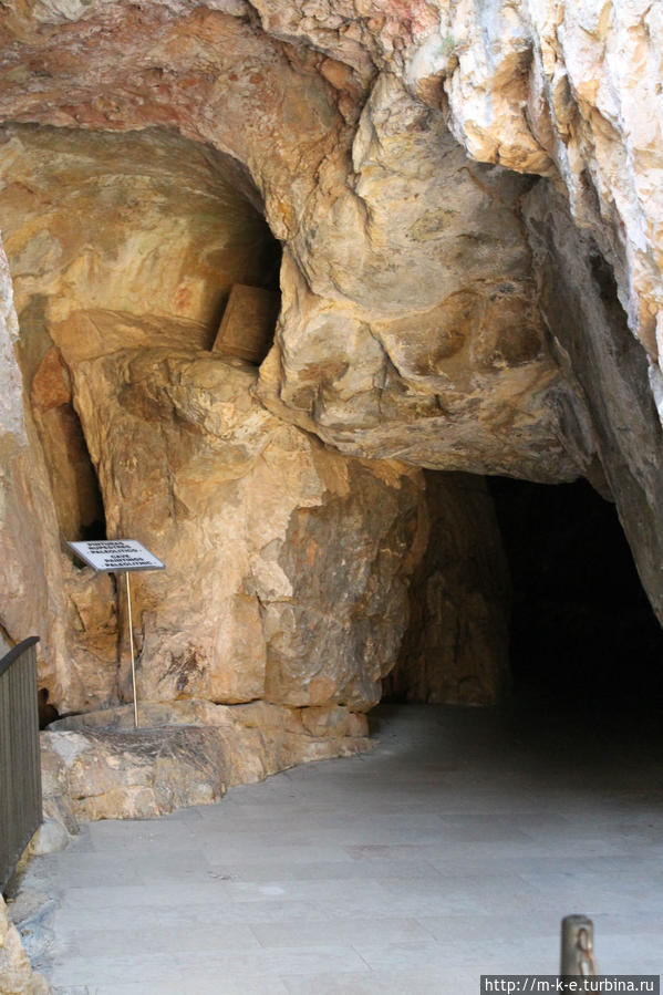 Вход в пещеру Валь-де-Ушо, Испания