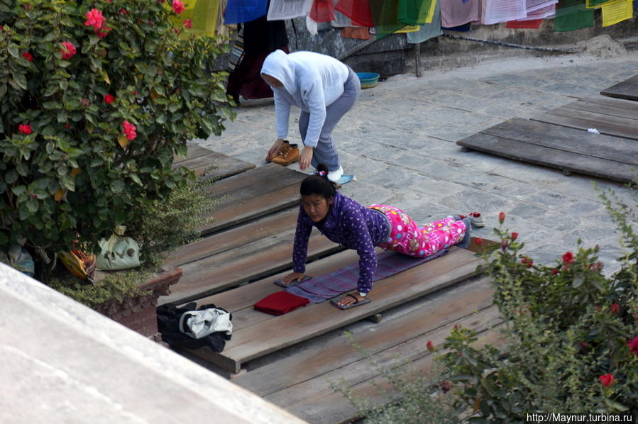 Один  из  способов   очищения  духа. Катманду, Непал