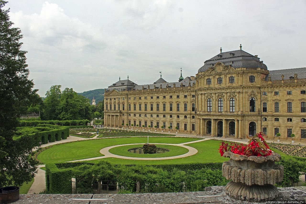 Дворец мюнхенская резиденция мюнхен. Дворец князя епископа в вюрцбурге. Дворец резиденция. Дворец резиденция. Дворец архиепископа в вюрцбурге.