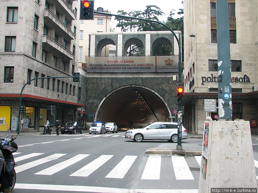 Улица, уходящая в тоннель Генуя, Италия