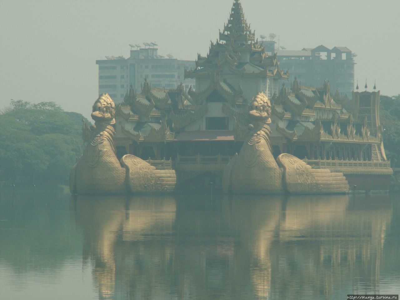 Озеро Kandawgyi Lake и ресторан Каравейк Янгон, Мьянма