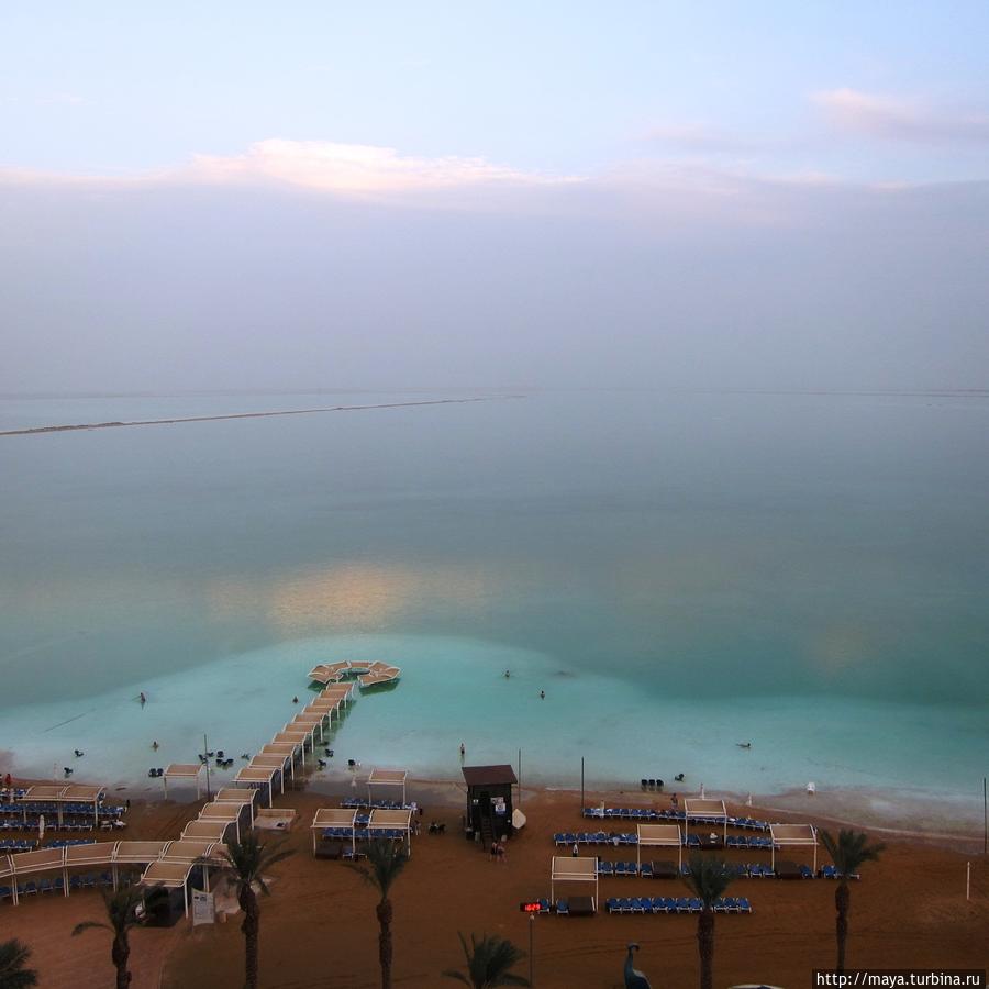 В декабре на мертвом море Эйн-Бокек, Израиль