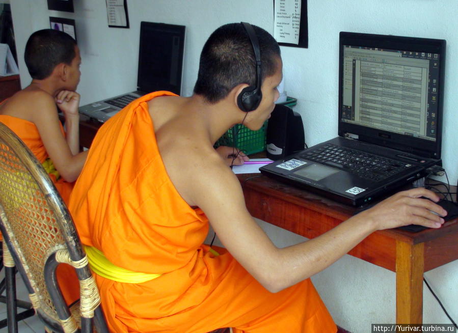 Монахи 21-го века Луанг-Прабанг, Лаос