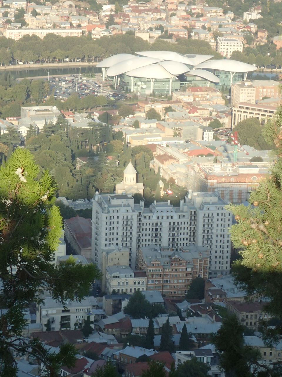 Тбилиси с высоты птичьего полёта. Гора Мтацминда и Пантеон Тбилиси, Грузия