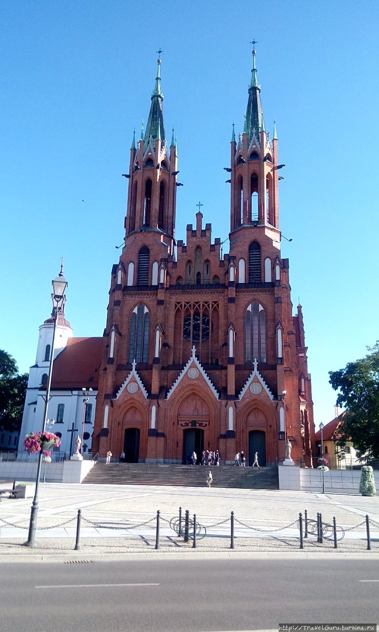 Старый костёл (белый) и новый кафедральный собор-пристройка (красный) Белосток, Польша