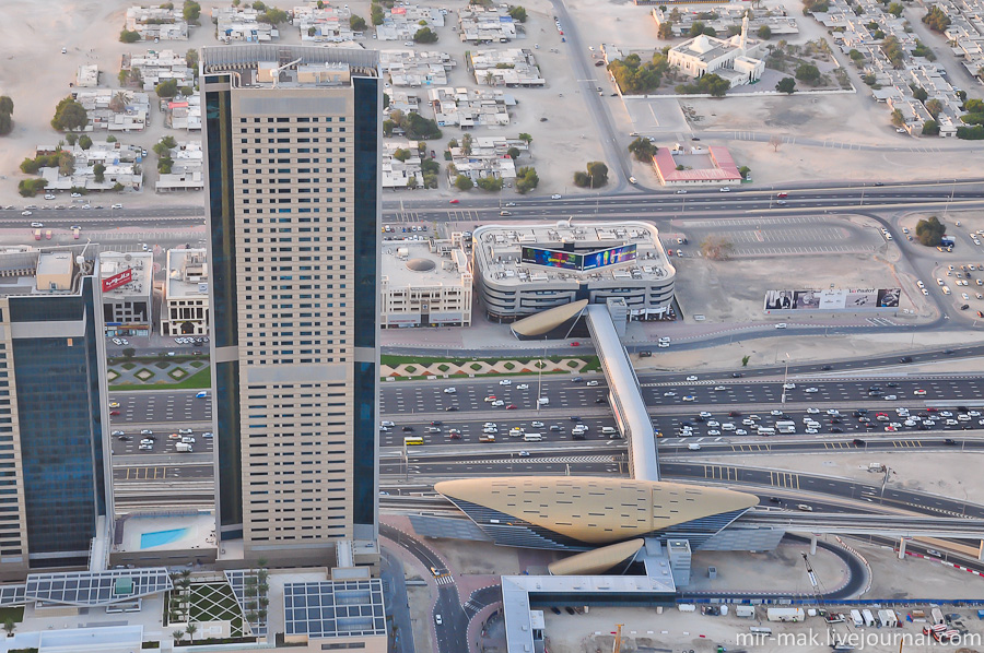 Причудливый золотистый объект – это не инопланетный корабль, а всего лишь станция метро «Burj Khalifa/Dubai mall» — самого крупного шоппинг-мола в Дубае. Дубай, ОАЭ