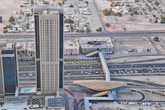 Причудливый золотистый объект – это не инопланетный корабль, а всего лишь станция метро «Burj Khalifa/Dubai mall» — самого крупного шоппинг-мола в Дубае.