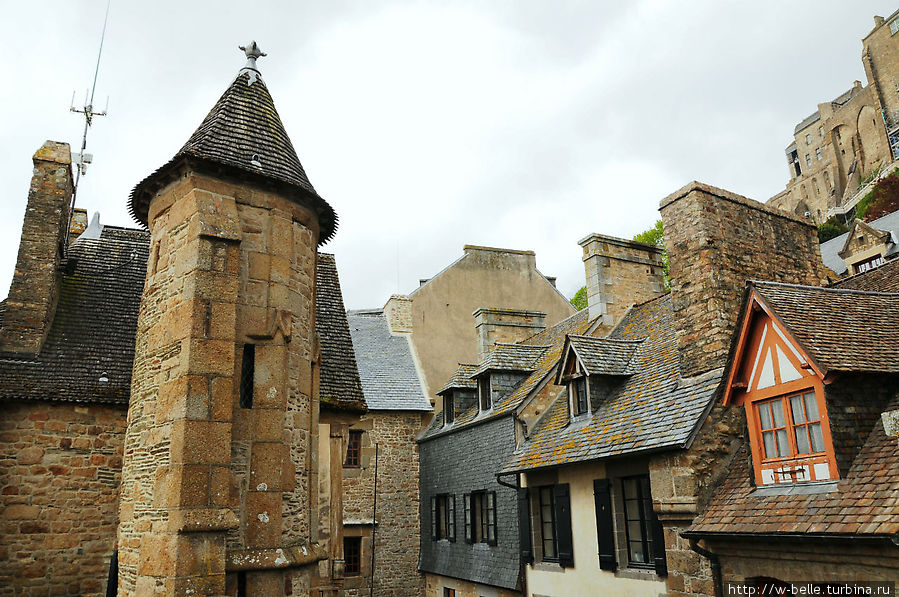 Гранитное кружево городка и крепостных стен Мон-Сен-Мишель, Франция