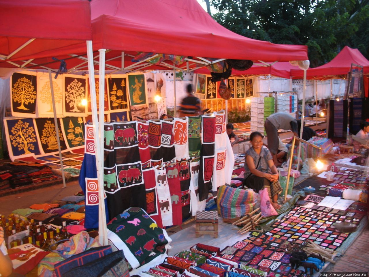 Ночной рынок в Луанг-Прабанге Луанг-Прабанг, Лаос