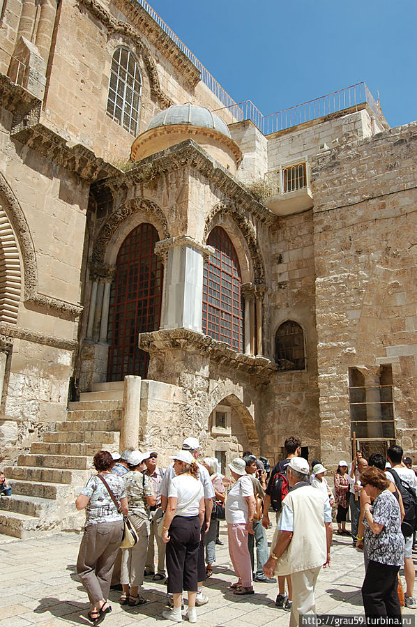 В середине фотографии под небольшим окошком виден вход в капеллу, частично закрываемый фигурой человека Иерусалим, Израиль