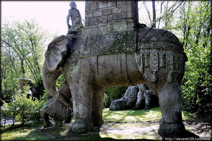 Слон, хоботом поднимающий упавшего воина. Лацио, Италия