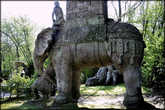 Слон, хоботом поднимающий упавшего воина.