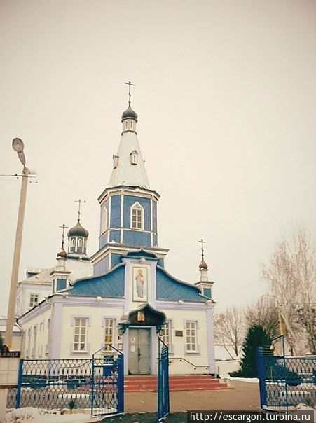 Это церковь Александра Невского, построенная в 1989 году на месте разрушенного во время войны  одноименного православного храма 1886 года постройки(храм был пятикупольный, в псевдовизантийском стиле). Рогачев, Беларусь