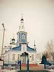 Это церковь Александра Невского, построенная в 1989 году на месте разрушенного во время войны  одноименного православного храма 1886 года постройки(храм был пятикупольный, в псевдовизантийском стиле).