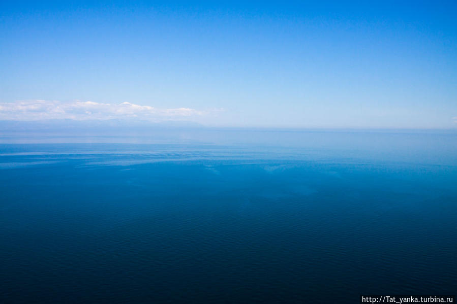 Горизонт так далёк, что небо и вода смешиваются воедино Остров Ольхон, Россия