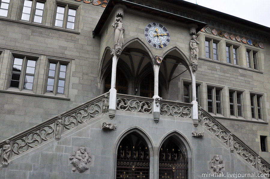 Бернская ратуша, построенная в начале пятнадцатого века. Сейчас в ней проводят заседания правительства кантона Берн. Кстати, в Швейцарии всего 26 кантонов (областей), каждый из них имеет свою конституцию, парламент, правительство, посредством которых они абсолютно самостоятельно решают свои внутренние вопросы. Берн, Швейцария