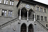 Бернская ратуша, построенная в начале пятнадцатого века. Сейчас в ней проводят заседания правительства кантона Берн. Кстати, в Швейцарии всего 26 кантонов (областей), каждый из них имеет свою конституцию, парламент, правительство, посредством которых они абсолютно самостоятельно решают свои внутренние вопросы.