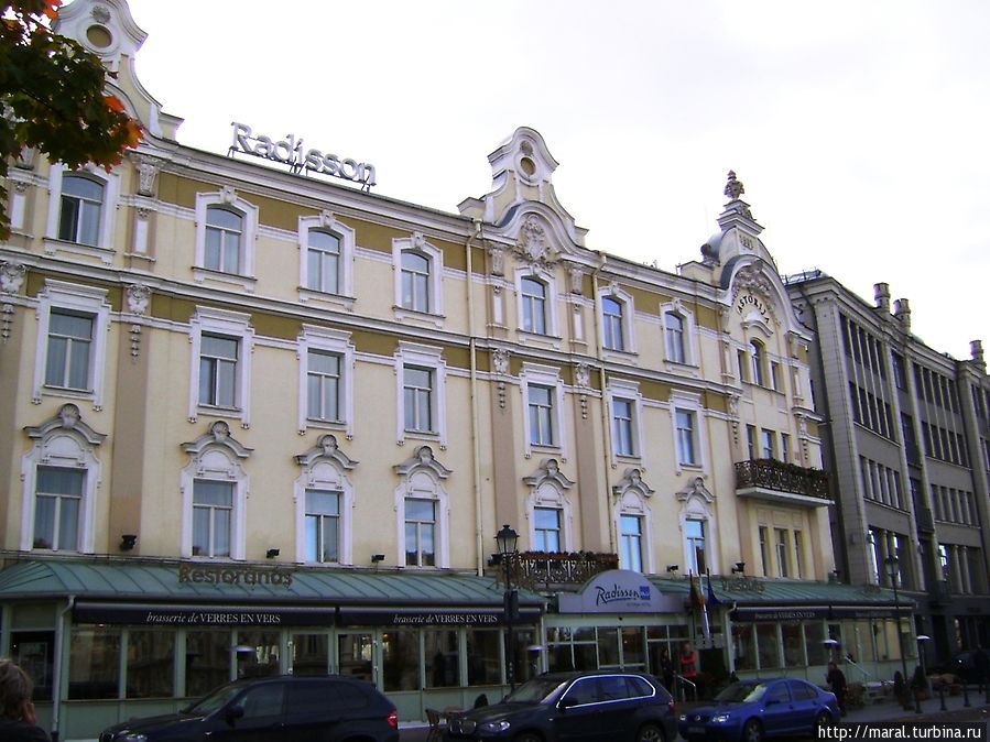Через дорогу от костёла св.Казимира находится отель Рэдиссон Блю Астория (Radisson Blu Astorija Hotel, Didzioji 35) Вильнюс, Литва