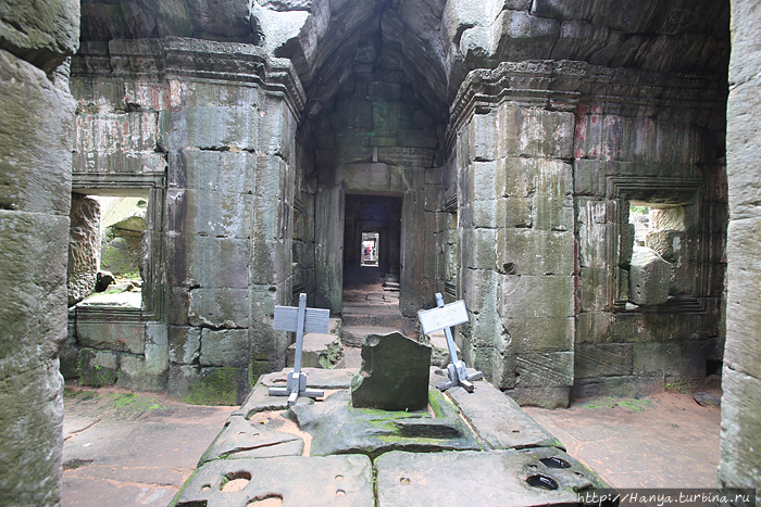 Интерьеры западных ворот-гопур третьего корпуса-вложения храмового комплекса Пре-Кхан Ангкор (столица государства кхмеров), Камбоджа