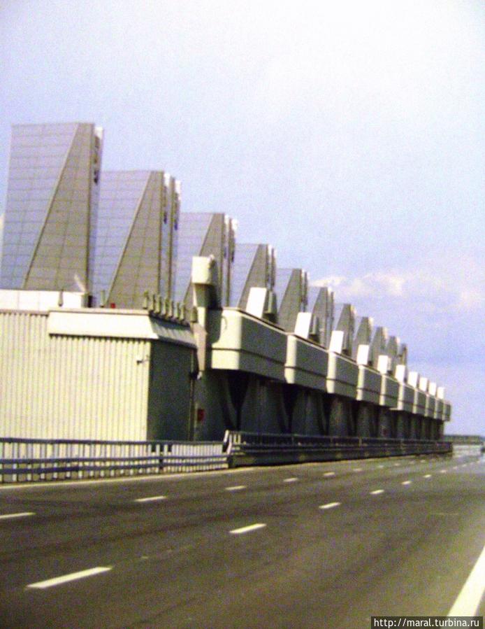 Диковинные башни водопропускного сооружения В-5 Санкт-Петербург, Россия