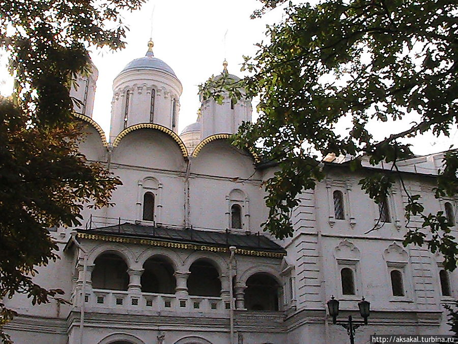 Кремль. Церковь 12 апостолов и Патриарший дворец. В нём есть Мирроваренная палата, в которой варили мирро. Москва, Россия