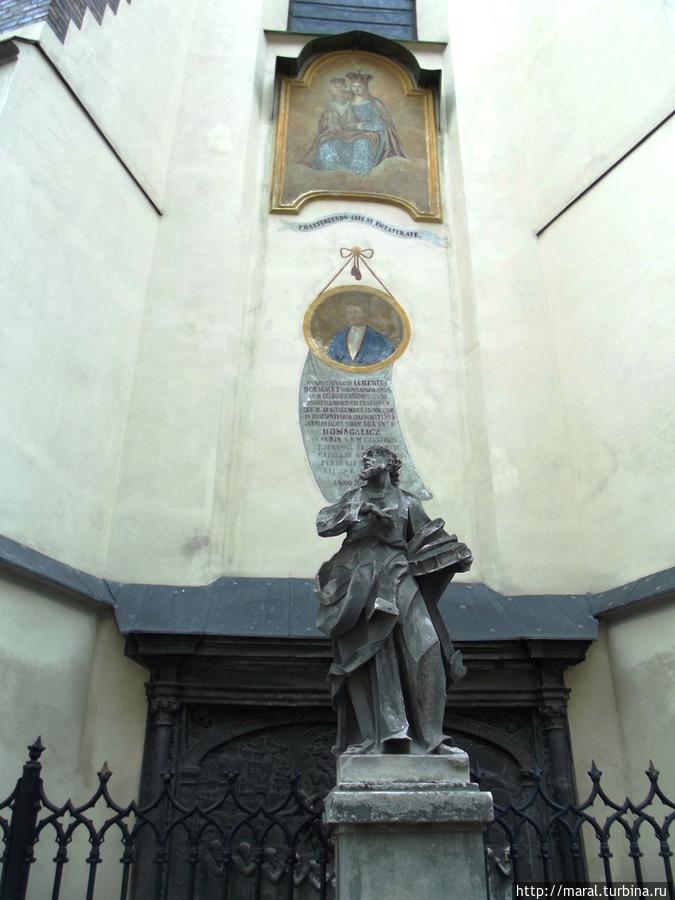 Фреска Пресвятой Девы Марии с младенцем ИИсусом и портрет Яна Домагалича, который основал одну из часовен собора Львов, Украина