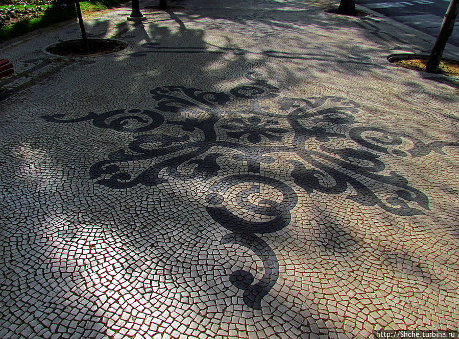 В Лиссабоне удивляют две вещи — кафельная плитка на домах и мощеные тратуары Лиссабон, Португалия