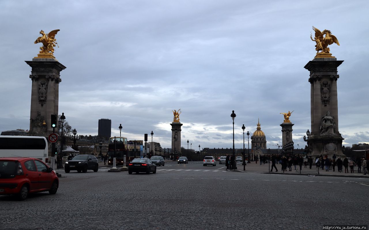 Мост Александра третьего, мост заложен в ознаменования Франко-Русского союза царём Николаем вторым в 1896 году, назван в честь отца Николая второго, государь императора Александра третьего. Париж, Франция