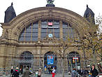 Центральный ж-д вокзал вероятно был построен в 19 веке и смотрится монументально
