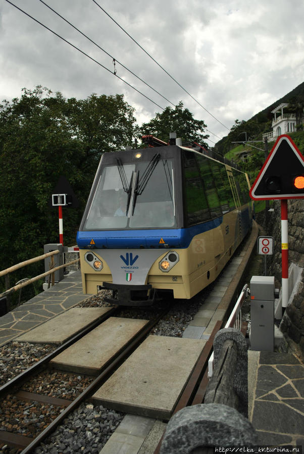 Поезд на переезде Локарно, Швейцария