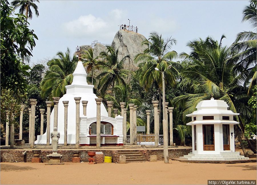 Амбастала Дагоба и скала Арадана Гала Михинтале, Шри-Ланка