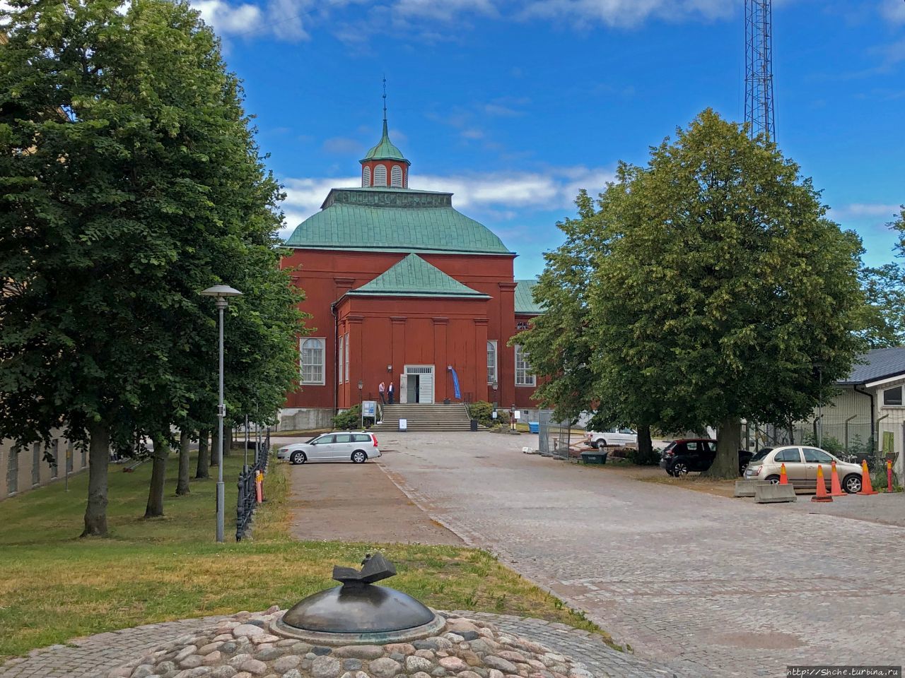 Крупнейшая деревянная церковь Швеции и старик Розенбом