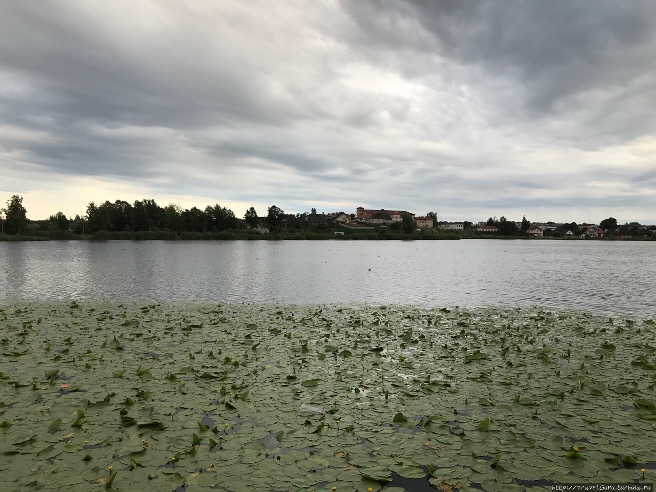 Озеро Кагальское близь центральной площади, по периметру которого построили набережную. Глубокое, Беларусь