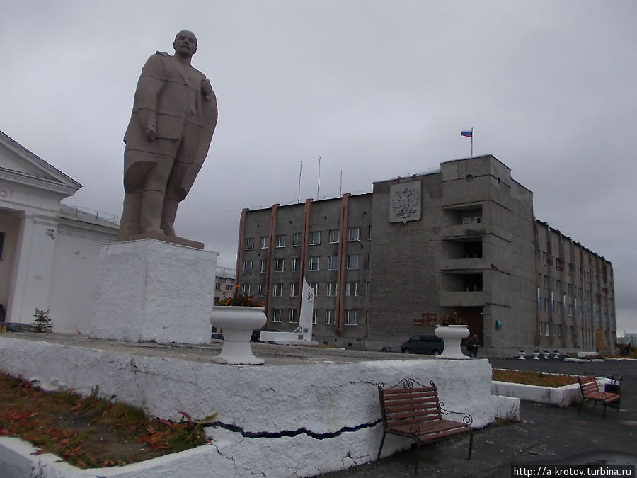 Постамент с большой щелью Дудинка, Россия