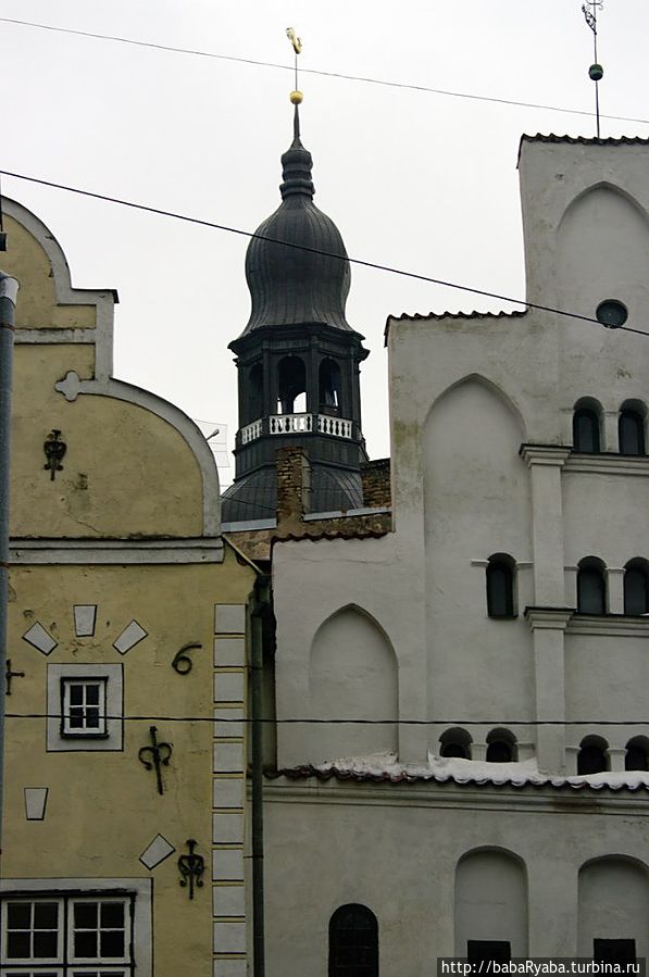 Три Брата — три дома по улице Маза Пилс (Малая Замковая). Старейший из братьев, крайне правый в ряду, был построен в конце XV века. Рига, Латвия