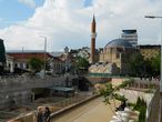 Раскопанная римская улица поселения Сердика. Мечеть на заднем плане — напоминание о долгом турецком владычестве. Ныне действует.