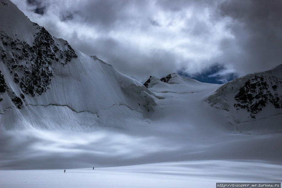 ледник Менсу, вид на ББС- Большое Берельское Седло Белуха гора (4509м) Природный Парк, Россия