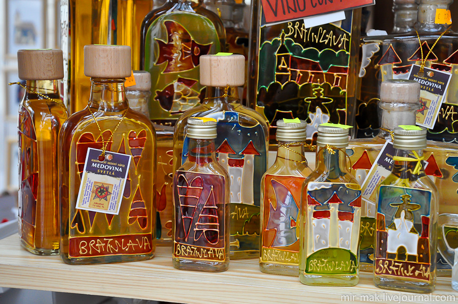 Популярная «медовуха», расфасованная в оригинальные бутылки. Братислава, Словакия
