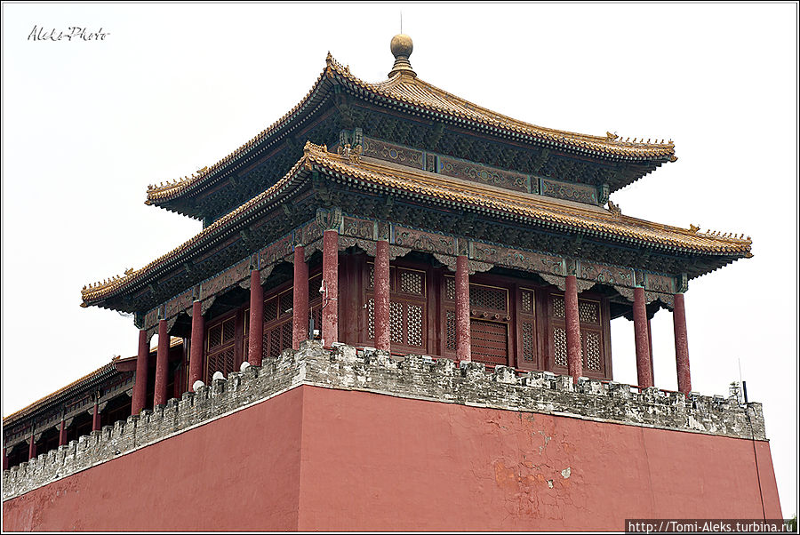 Пожив в Пекине 20 дней, я понял, что почти все китайские павильоны во дворцах и монастырях имеют некий стандарт — с покатой черепичной крышей и зверушками, спускающимися с четырех сторон...
*