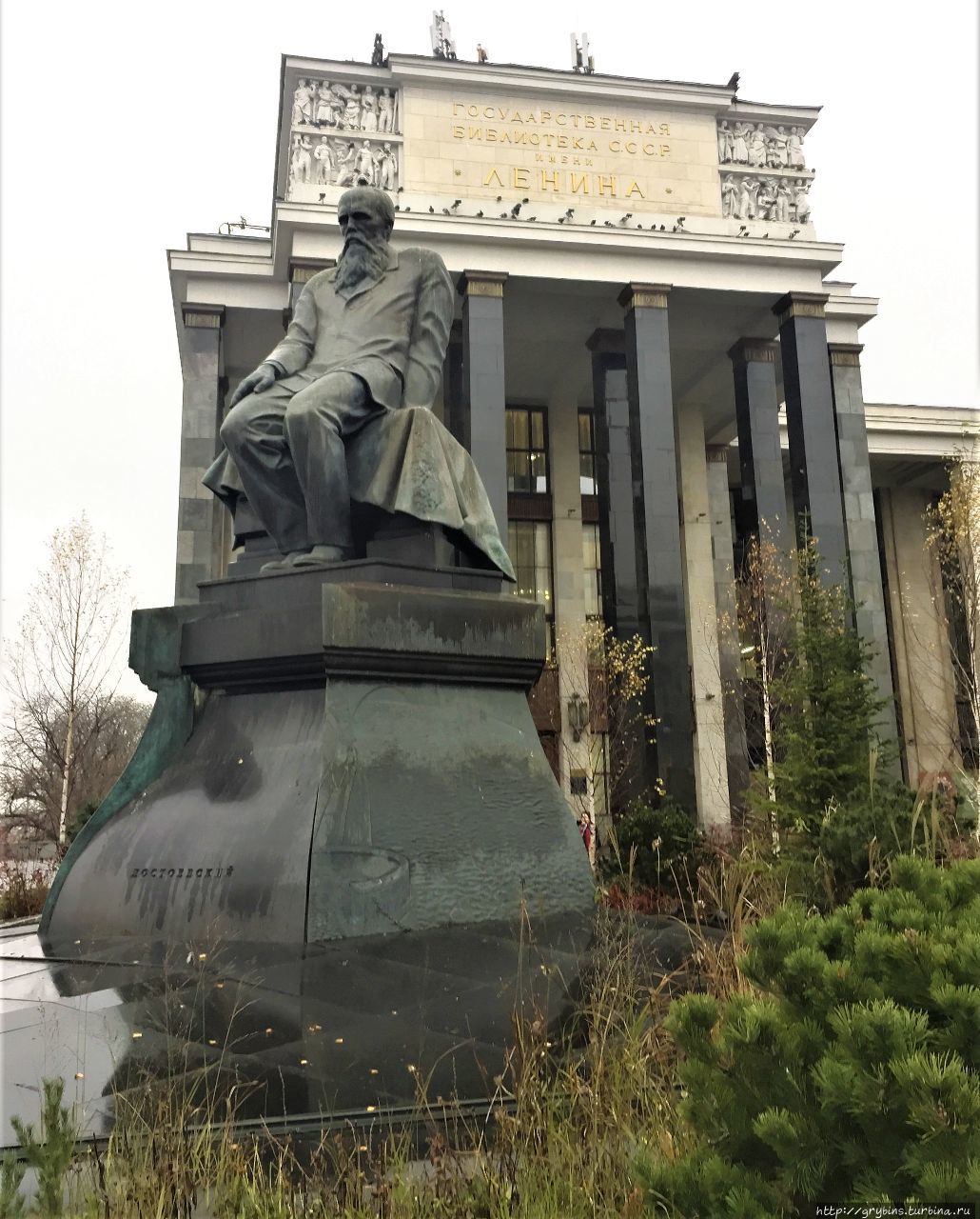 Памятник Достоевскому возле входа в Ленинку Москва, Россия