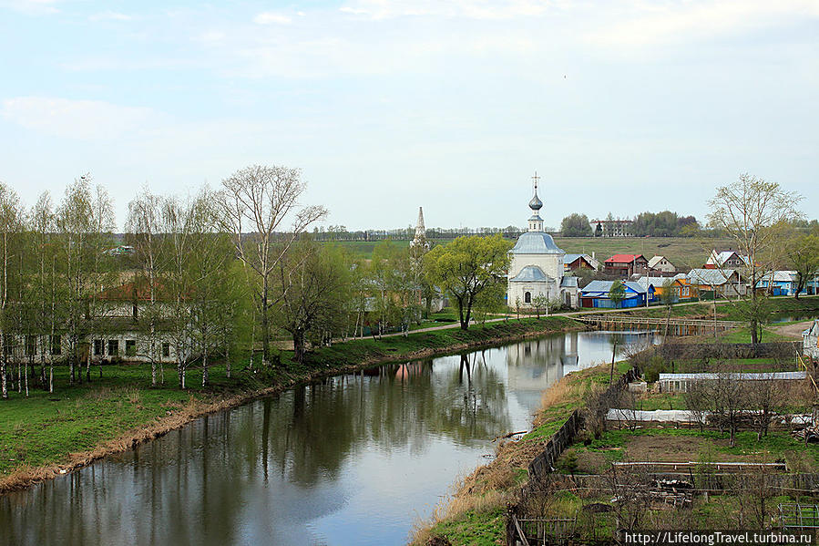 река Каменка, вдали Богоявленская церковь Суздаль, Россия