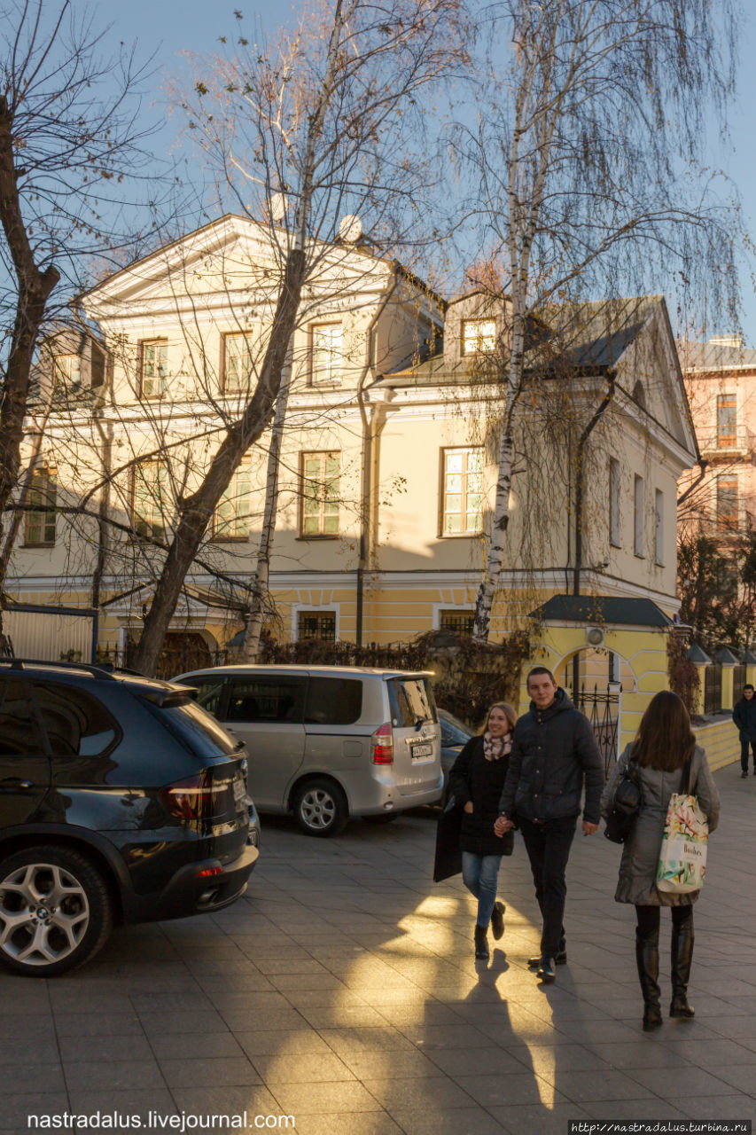 Общее впечатление портят автомобилисты, паркующиеся на тротуаре: Москва, Россия