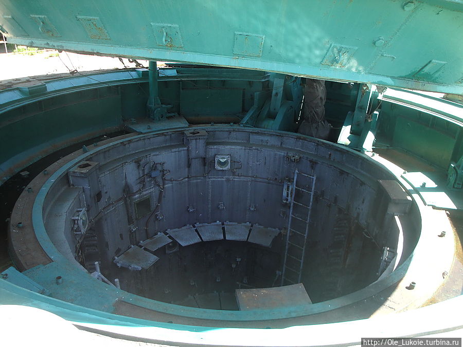 Крышка пусковой шахты и сама пусковая шахта