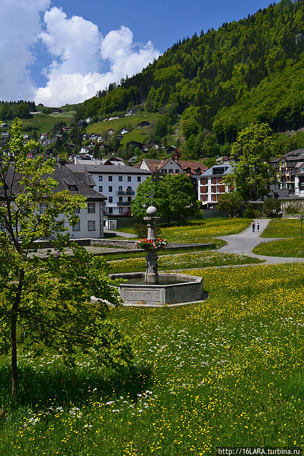 Фонтан во дворе монастыря Кантон Обвальден, Швейцария