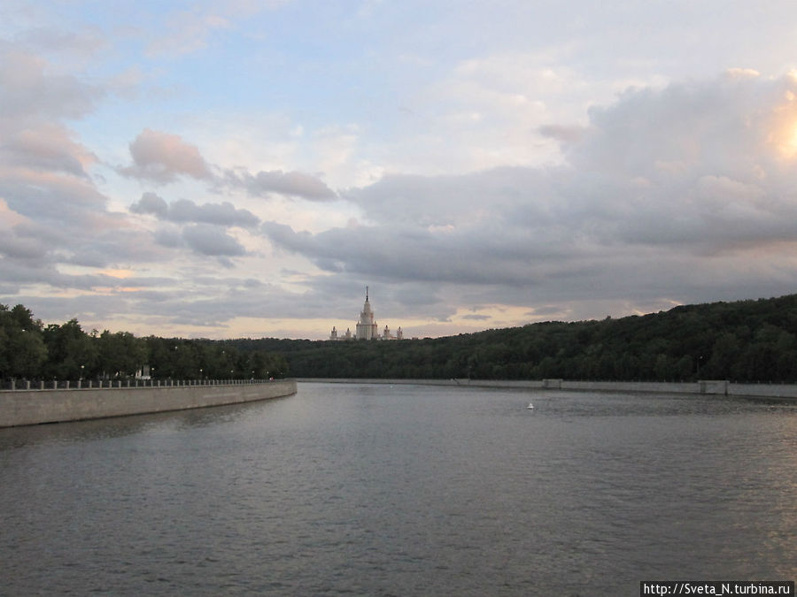 По Москве-реке на границе дня и ночи Москва, Россия