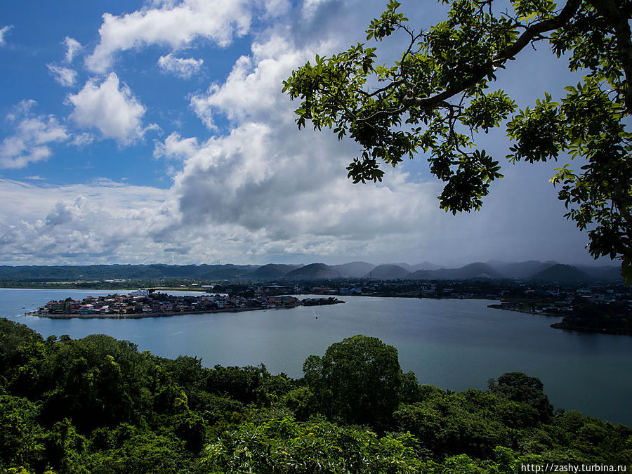 Панорамный вид на остров Флорес с противоположного берега Флорес, Гватемала