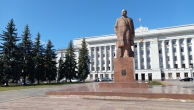 И перед зданием областной администрации высится памятник вождю пролетариата В.И. Ленину.