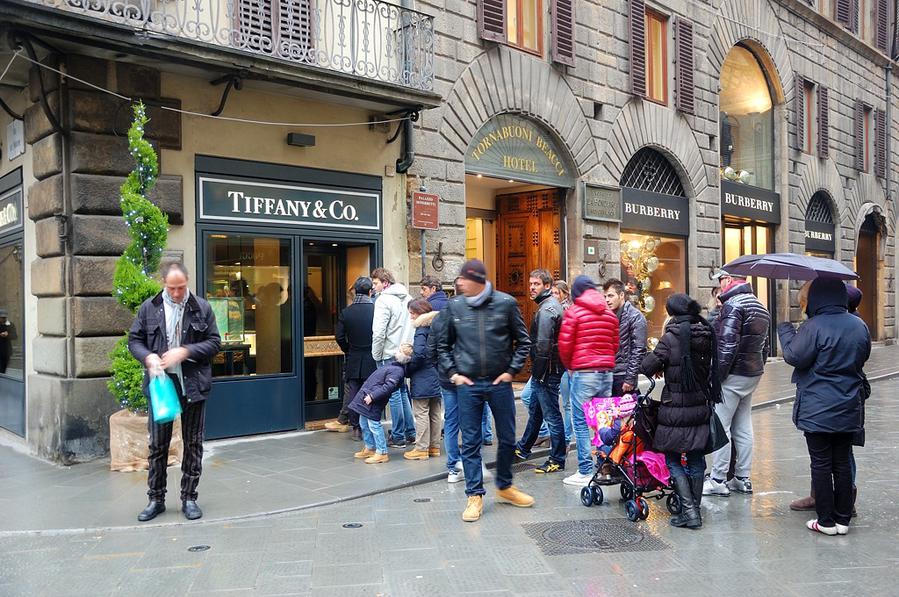 В магазин Тиффани стоит очередь. Видимо завезли последнюю коллекцию бриллиантов :) Флоренция, Италия