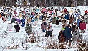 По дороге втретили место, где из секонд хенда сделали арт. Не все одежки без застежки а некоторые даже модны.